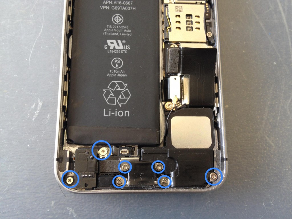 iPhone５Sライトニングコネクタ固定ネジ外す