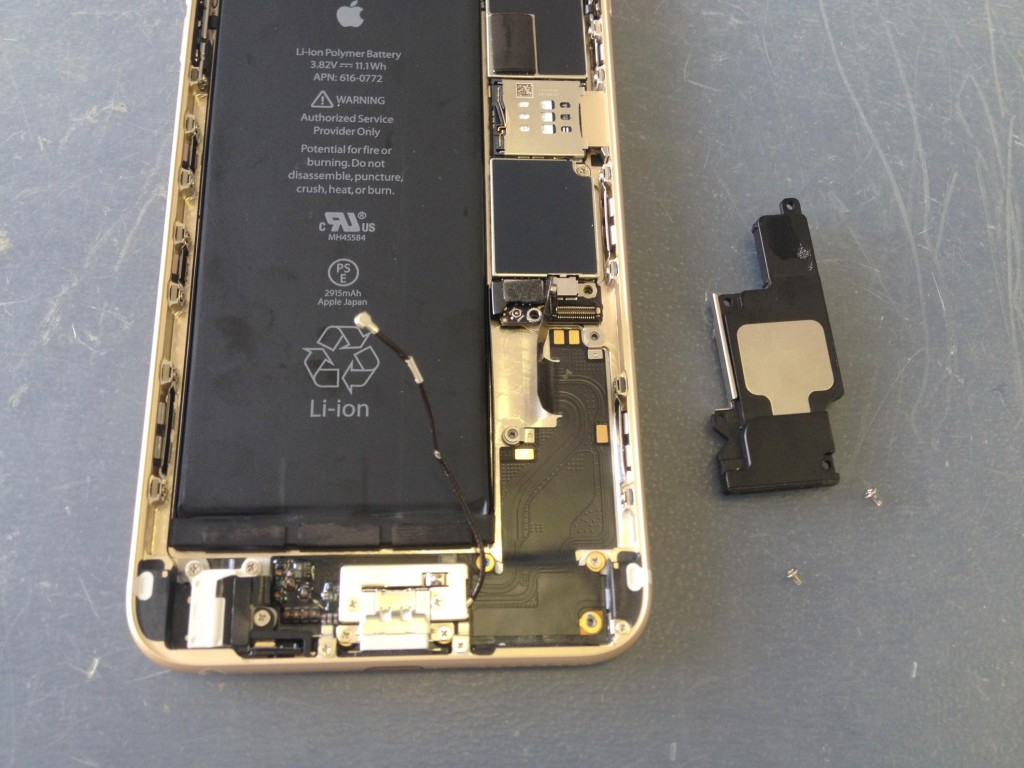 iPhone６Plusラウドスピーカー取外し完了