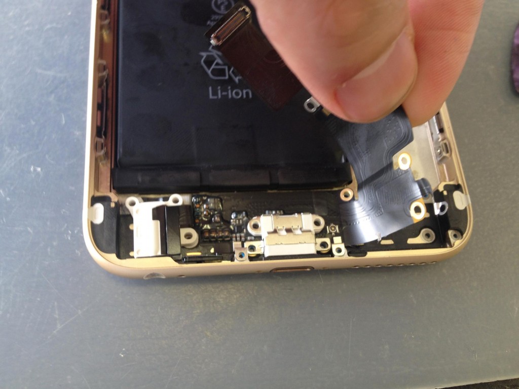iPhone６Plusライトニングコネクタ剥がす