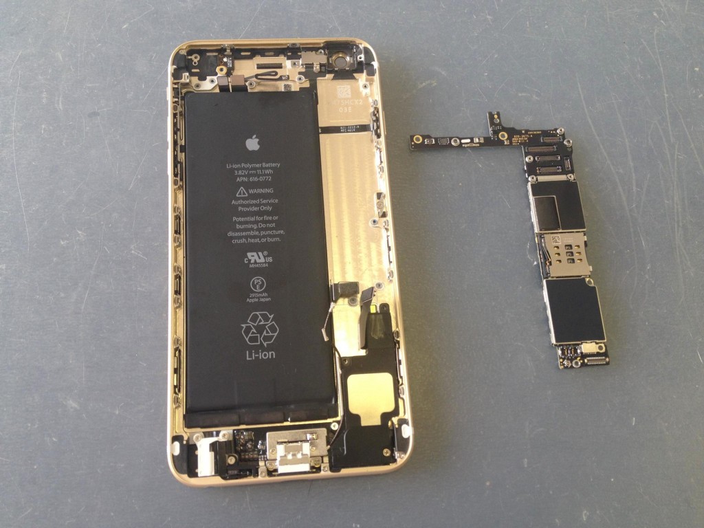 iPhone６Plus基盤取外し完了